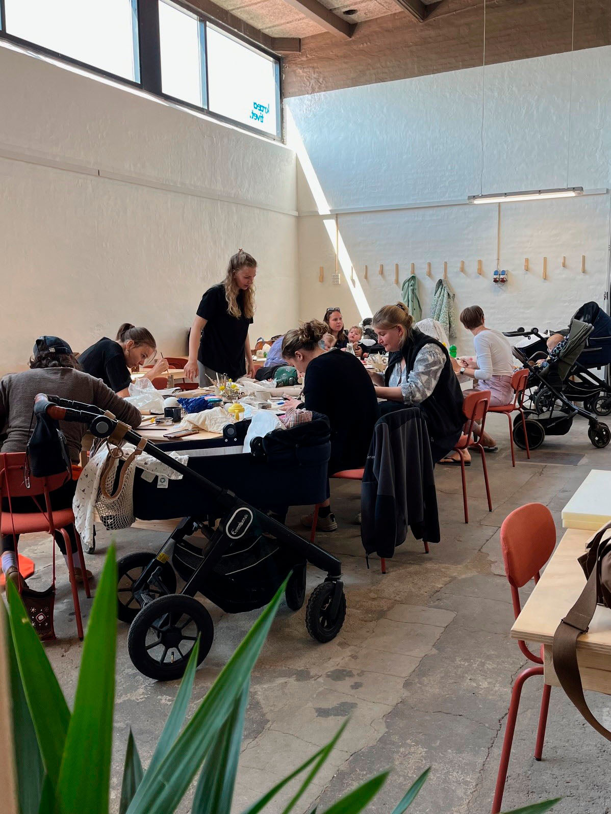Kvinder på barsel har babyer med til workshop i keramik