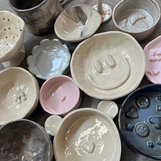 Eksempler på forskellige keramikkreationer lavet i Kræativet Aarhus