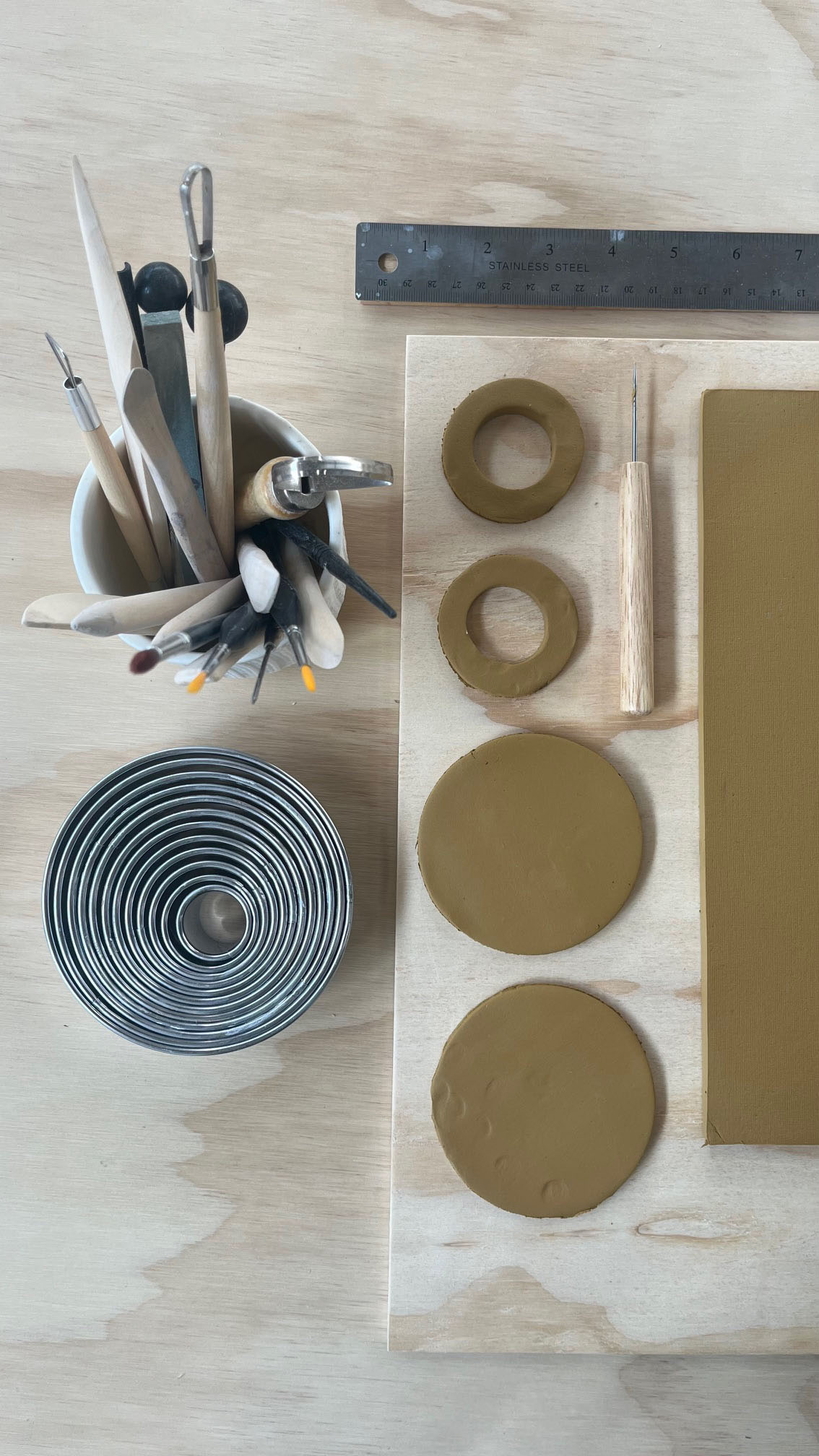 Ler og værktøjer fra Kræativet brugt til keramikkop i pladeteknik