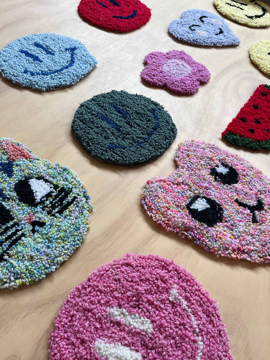 Tuftede tæpper lavet med garn og danellanål på kreacamp hos Kræativet Aarhus