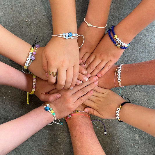 Deltagere og deres hjemmelavede smykker på kreacamp hos Kræativet