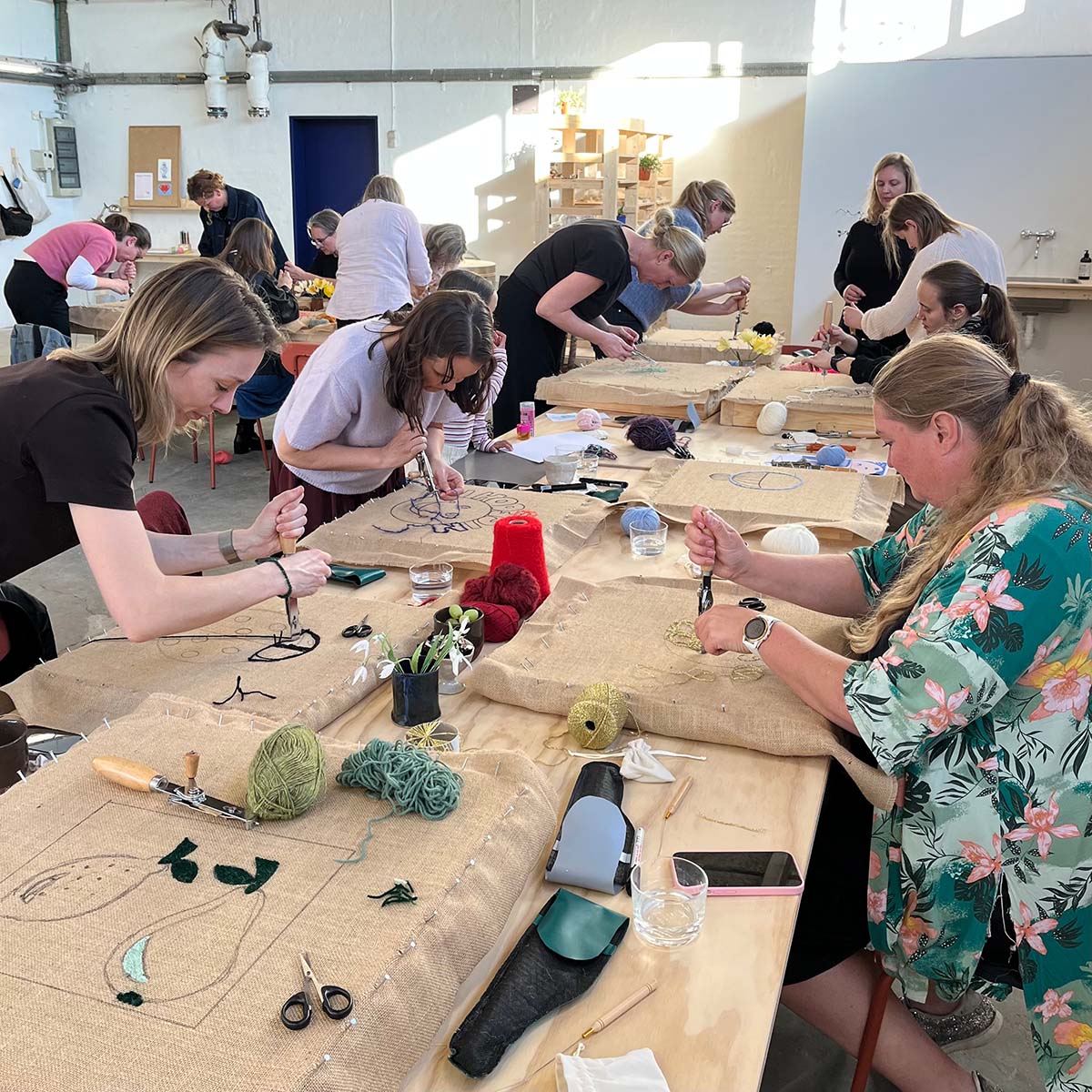 Workshop deltagere med danellanåle tufter vægtæpper hos Kræativet Aarhus