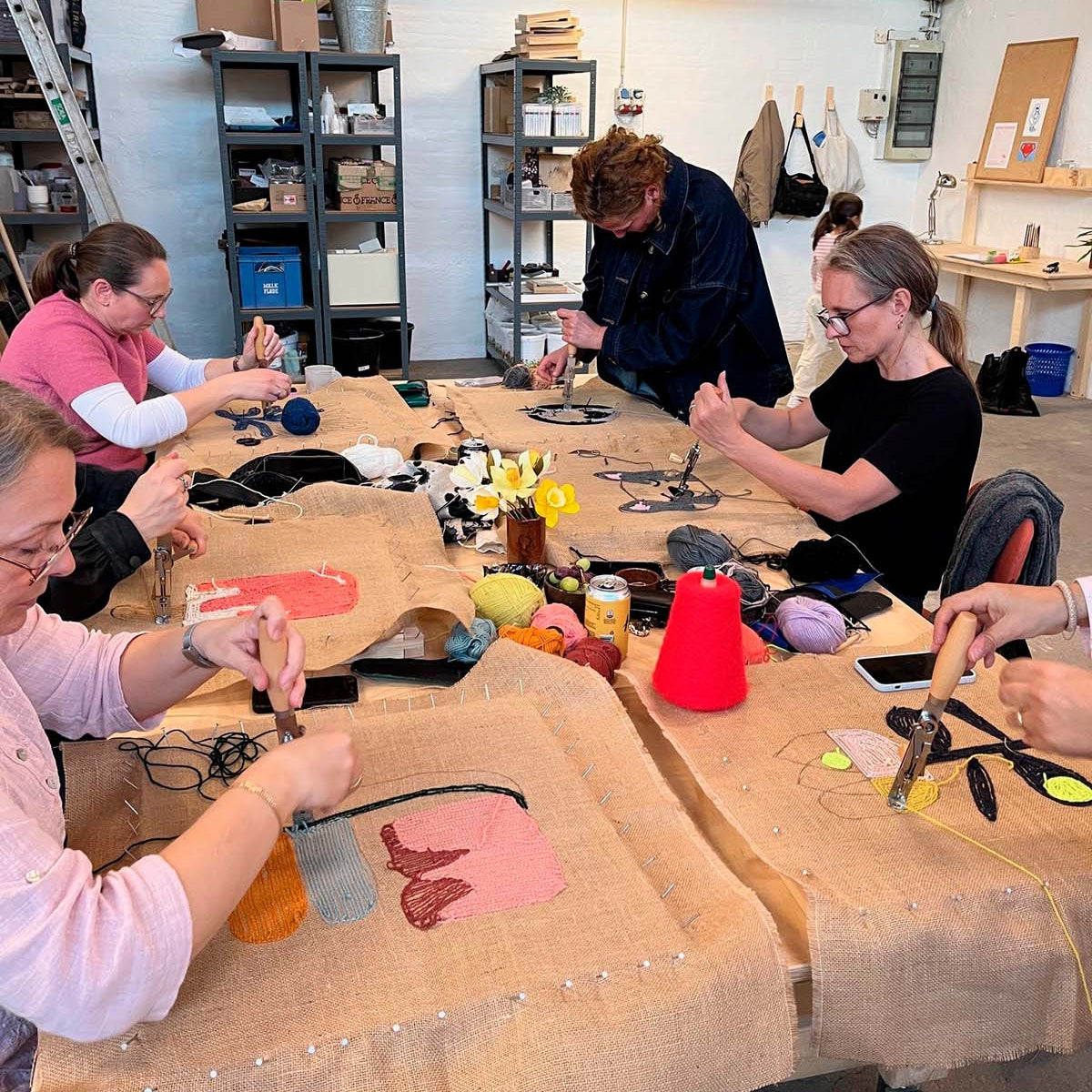 Workshop deltagere tufter vægtæpper med danellanåle hos Kræativet Aarhus