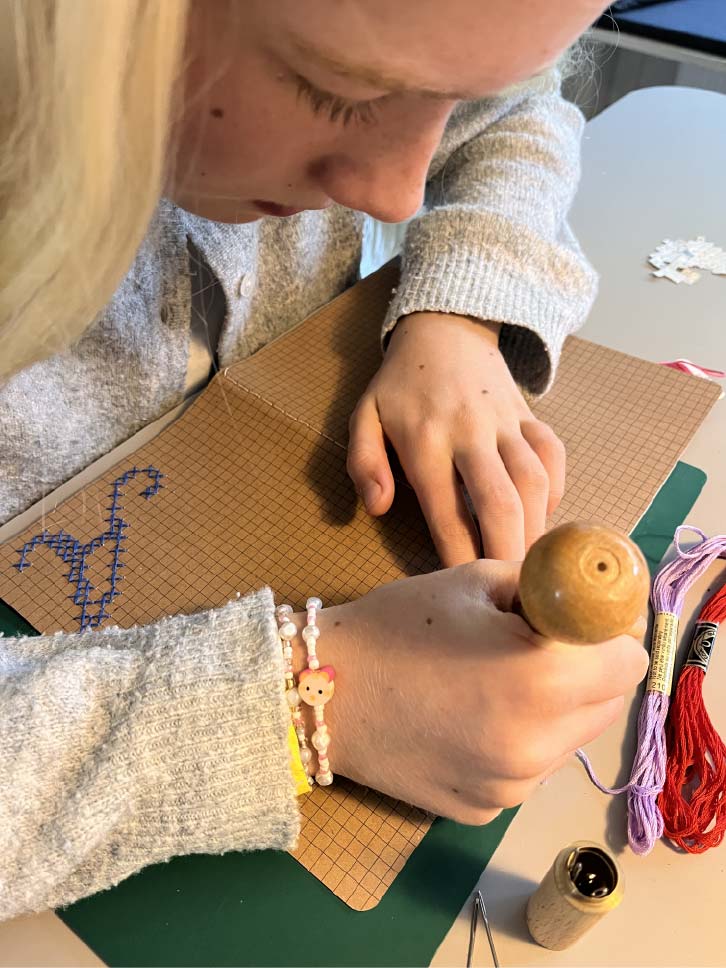 Broderi og julegaver - kun for børn