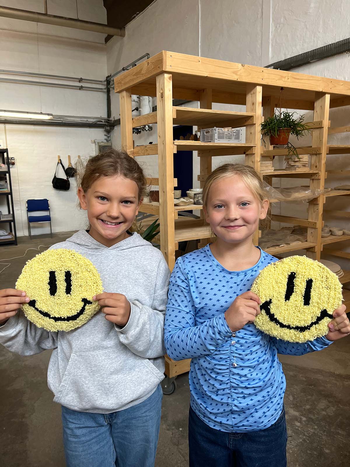 To piger har tuftet smileys til kreacamp i Kræativet Aarhus