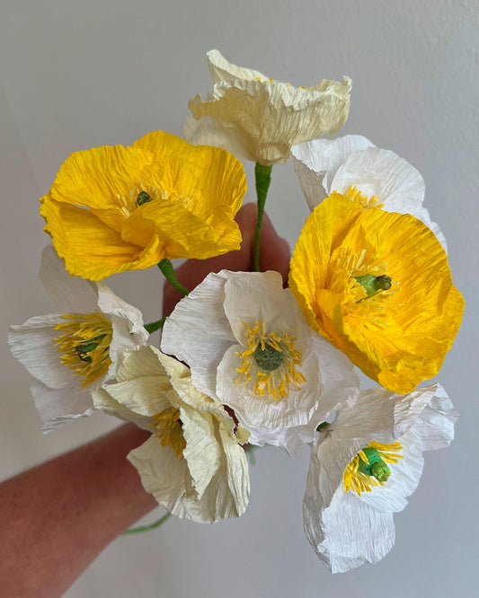 Papirblomst valmue lavet af crepepapir på workshop i Kræativet