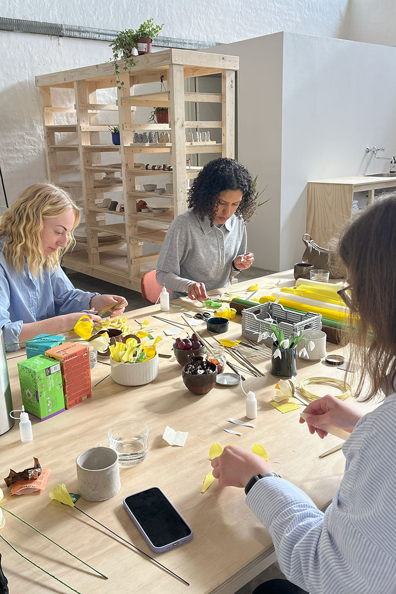 Workshopdeltagere laver papirblomster på workshop i Kræativet
