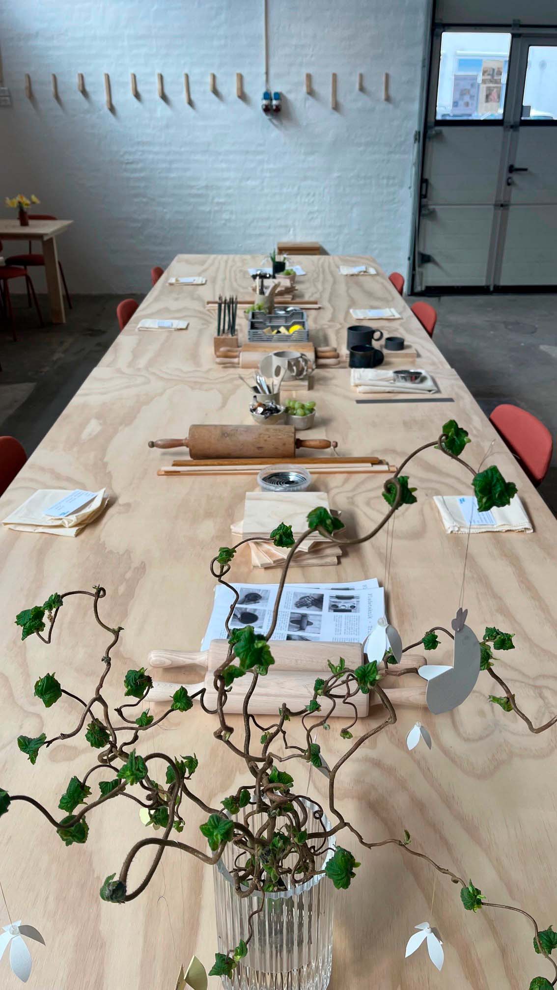 Bord dækket med materialer til pladeteknik workshop hos Kræativet Aarhus